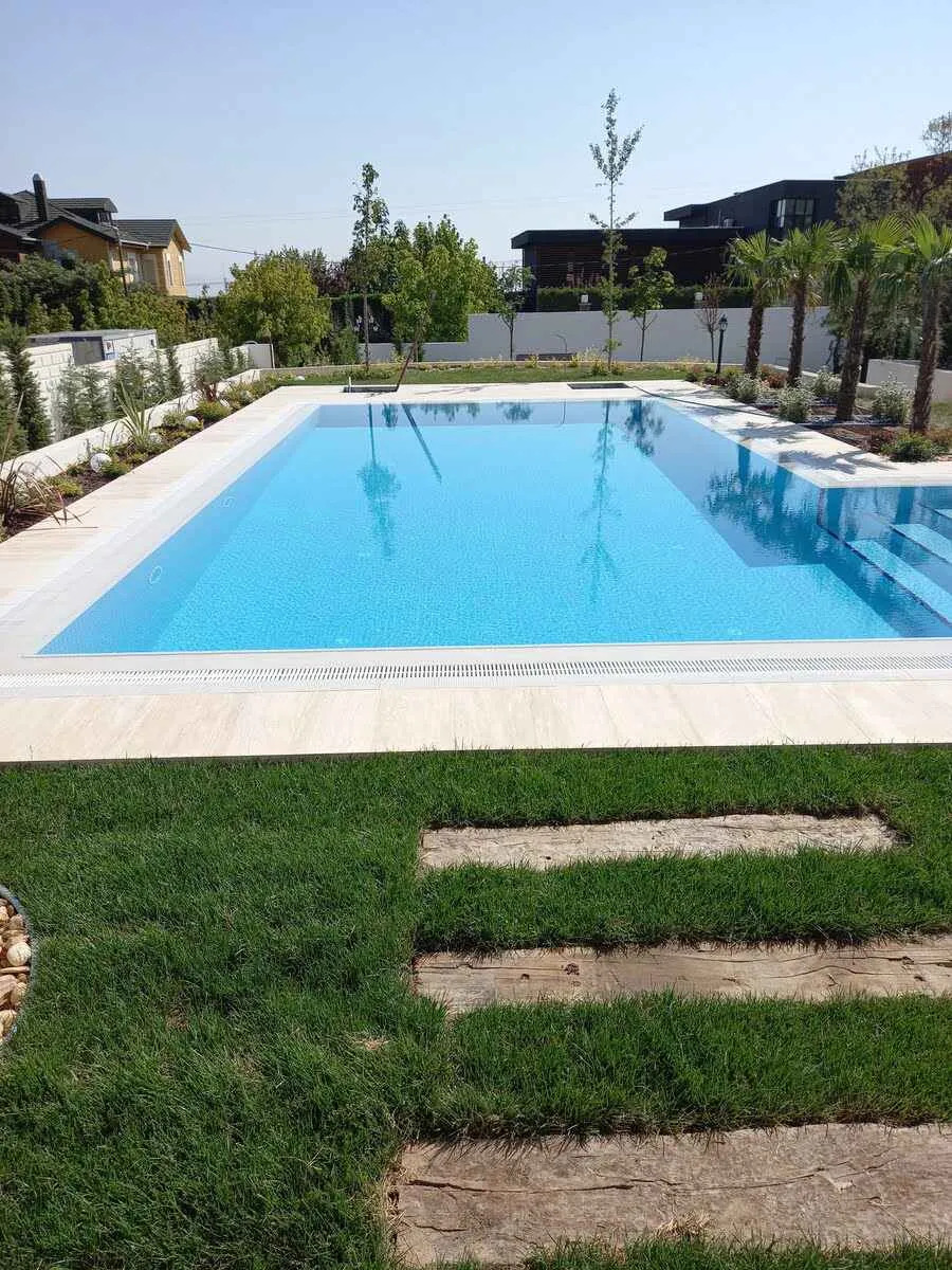 Mavi gökyüzü altında Safir Havuzları'nın eşsiz havuzlarında serinleyin.